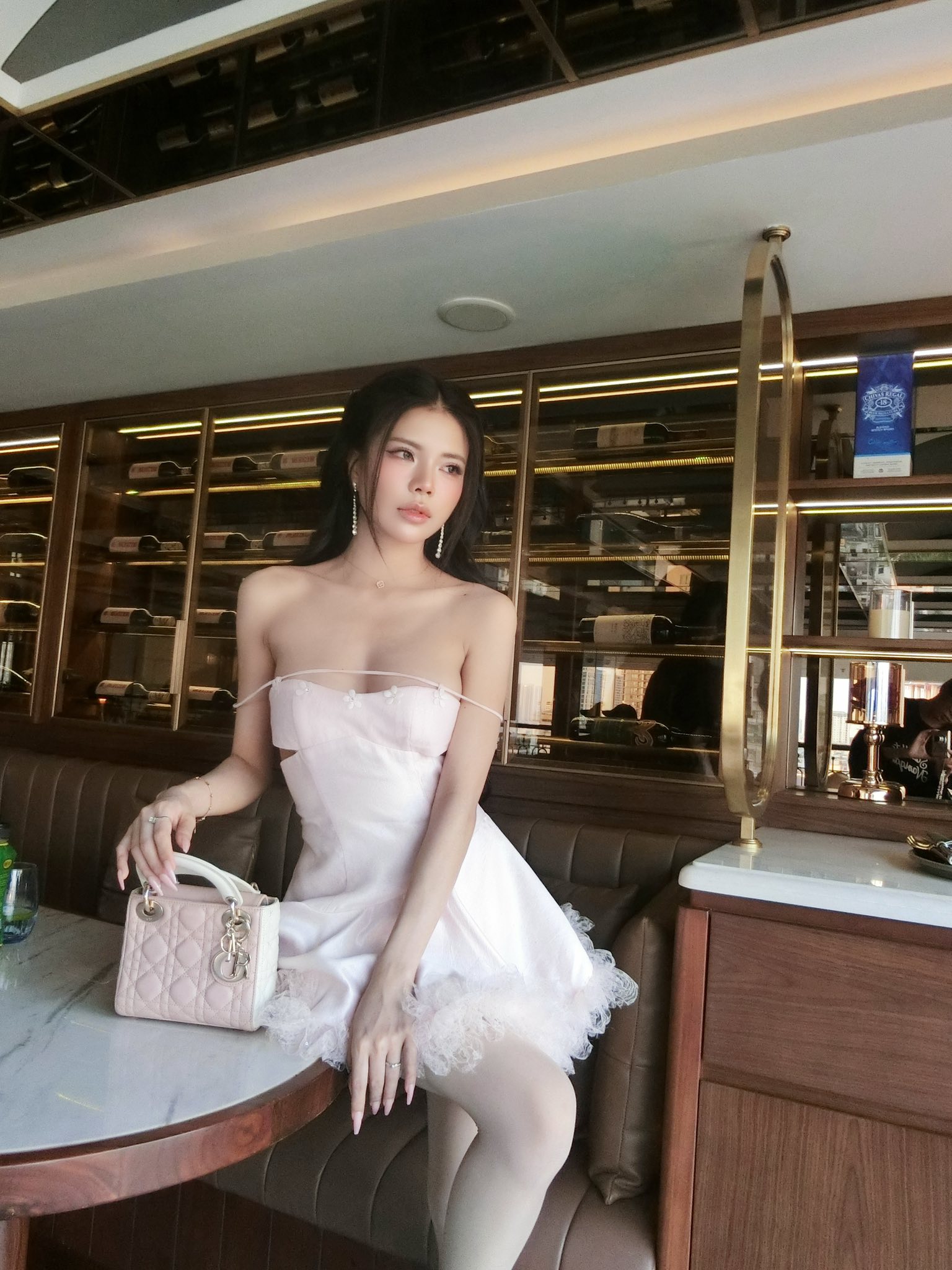 Mai Dora thả dáng giữa phố với váy trễ vai