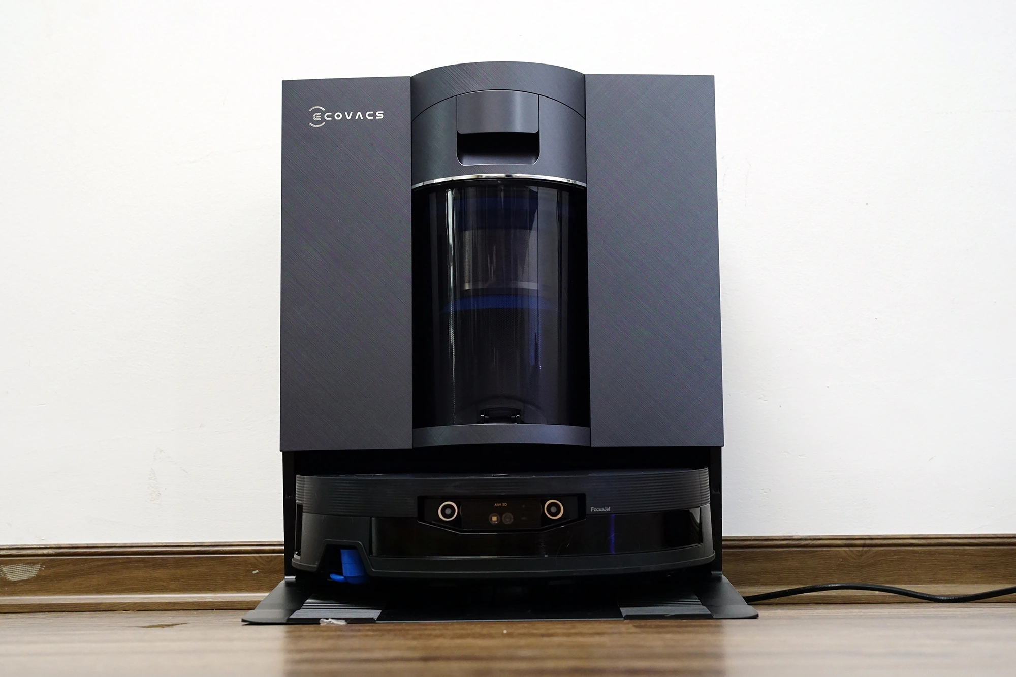 Trạm sạc kiểu mới loại bỏ thiết kế sử dụng túi rác dùng 1 lần, thay bằng hệ thống thu bụi theo nguyên lý ly tâm