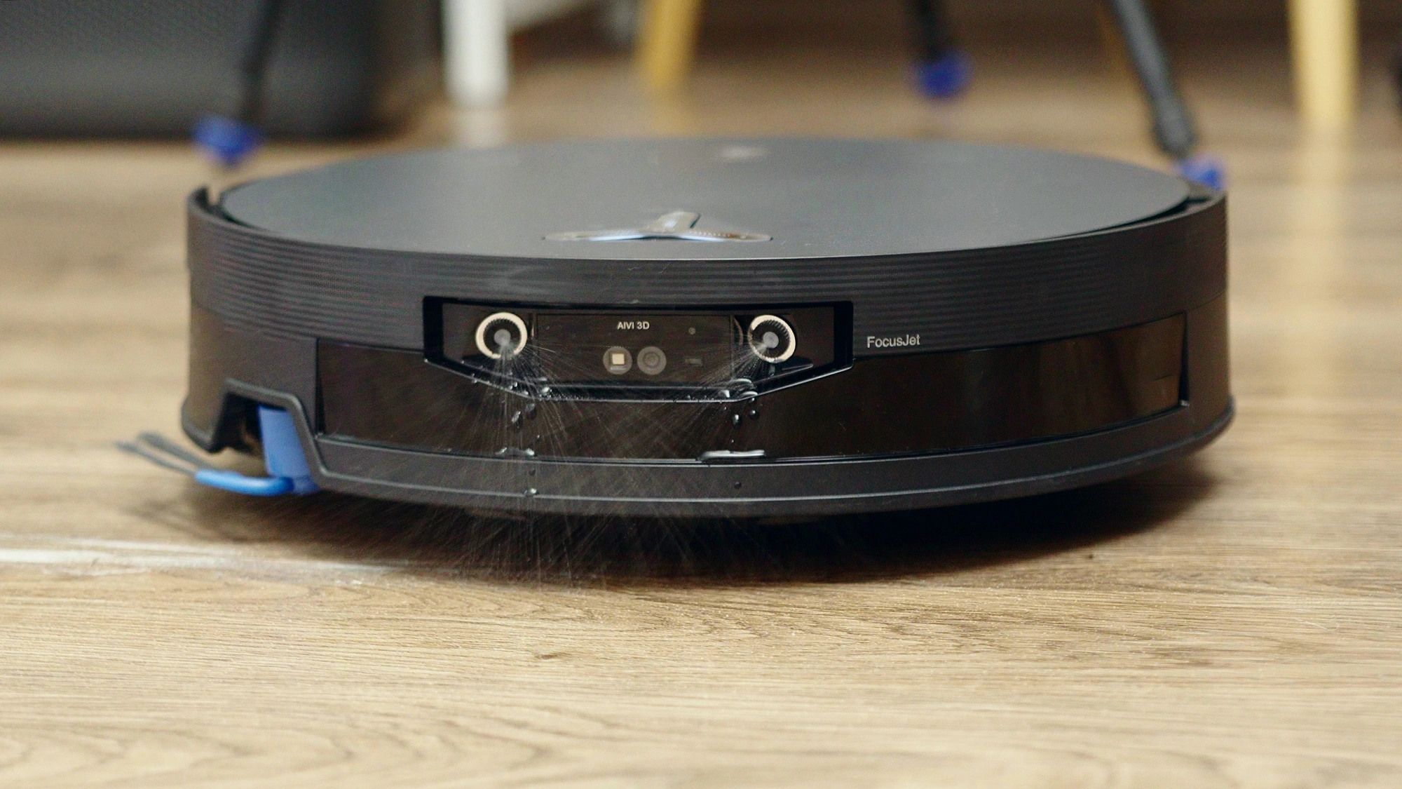 Đôi vòi phun làm mềm vết bẩn lần đầu trang bị trên một mẫu robot hút bụi, lau nhà