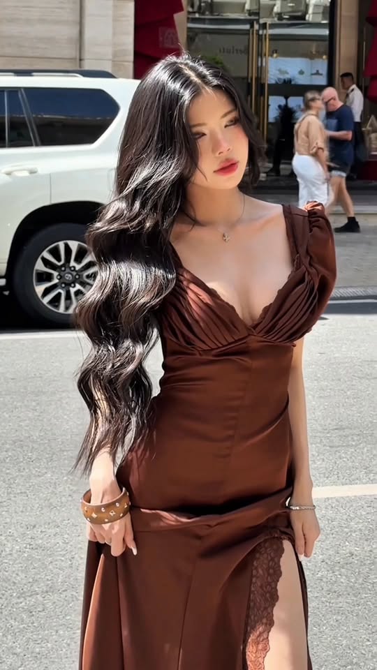 Mai Dora nổi bật với váy trễ vai trên phố