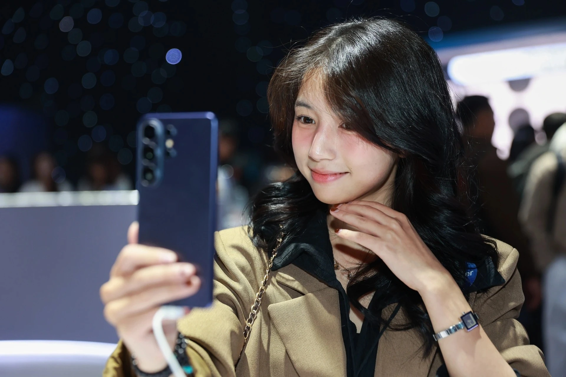 Người dùng đánh giá cao khả năng tắt/bật linh hoạt Privacy Display để bảo toàn cả tính riêng tư, chất lượng hiển thị