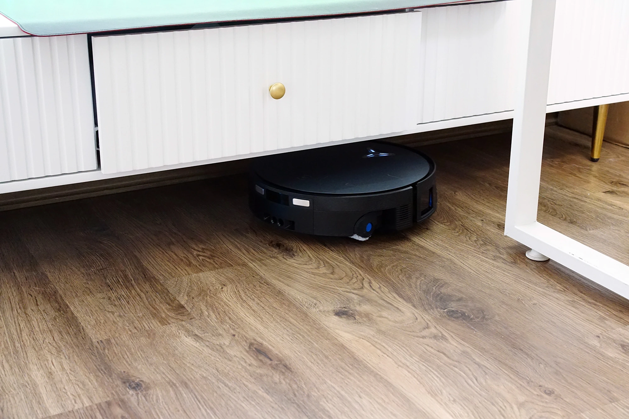 Khả năng di chuyển linh hoạt đa địa hình nhưng robot sẽ cần trợ giúp nếu bậc thềm/vách ngăn giữa các khu vực phòng cao quá 2,5 cm