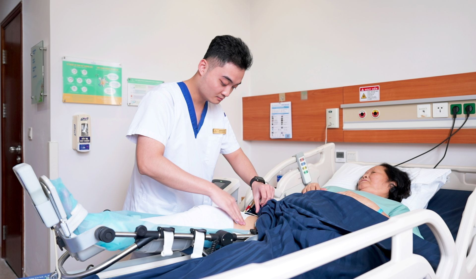 Bệnh nhân tập luyện phục hồi chức năng sau thay khớp