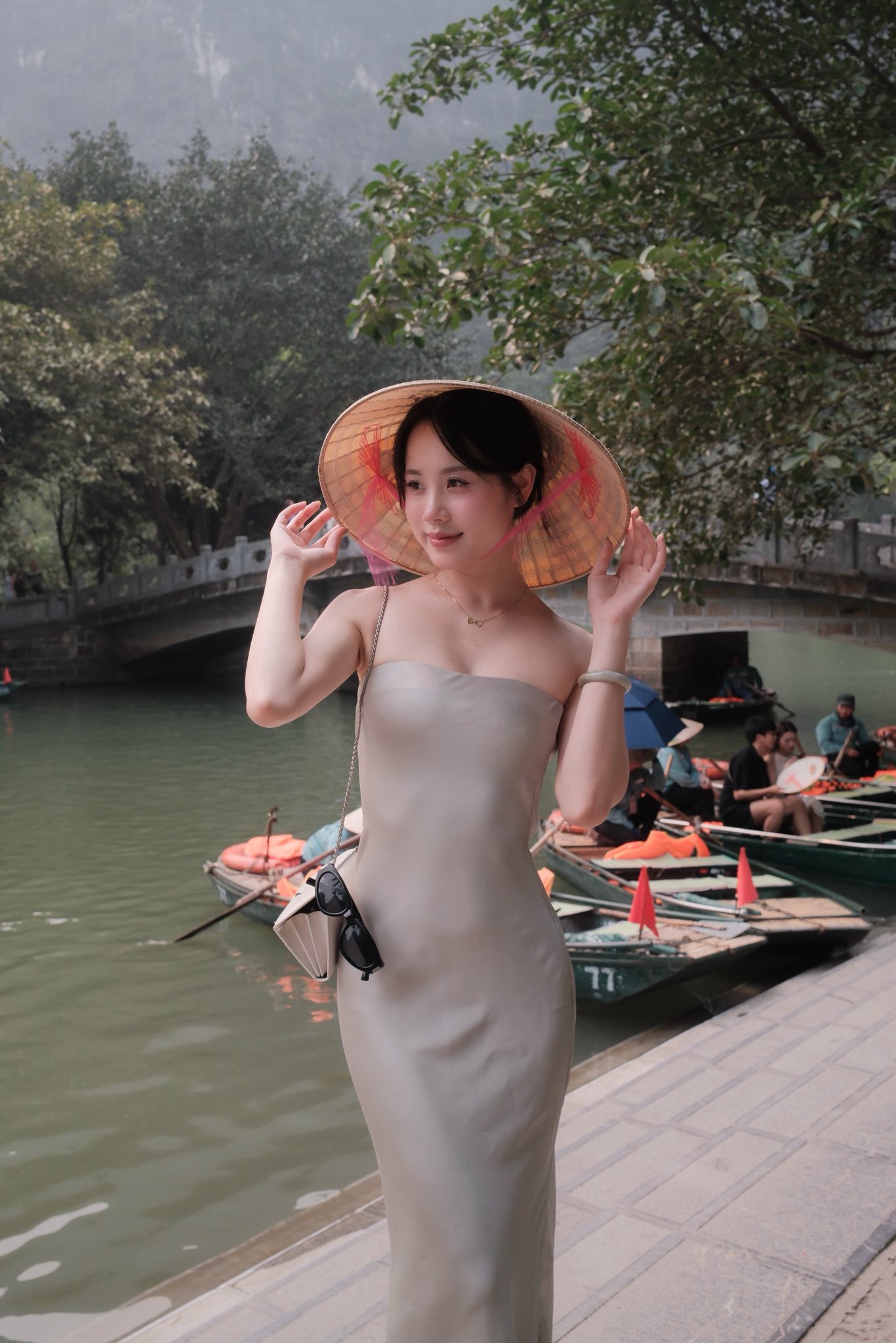 Hot girl tạo dáng bên thuyền ở Tràng An