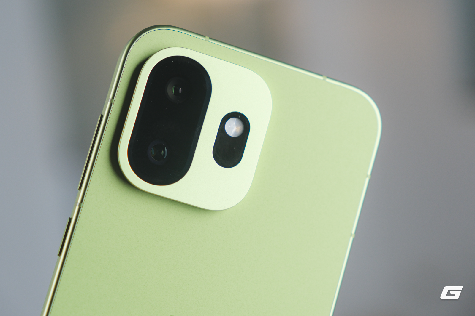 Khung kim loại và mặt lưng kính AG trên OnePlus15T