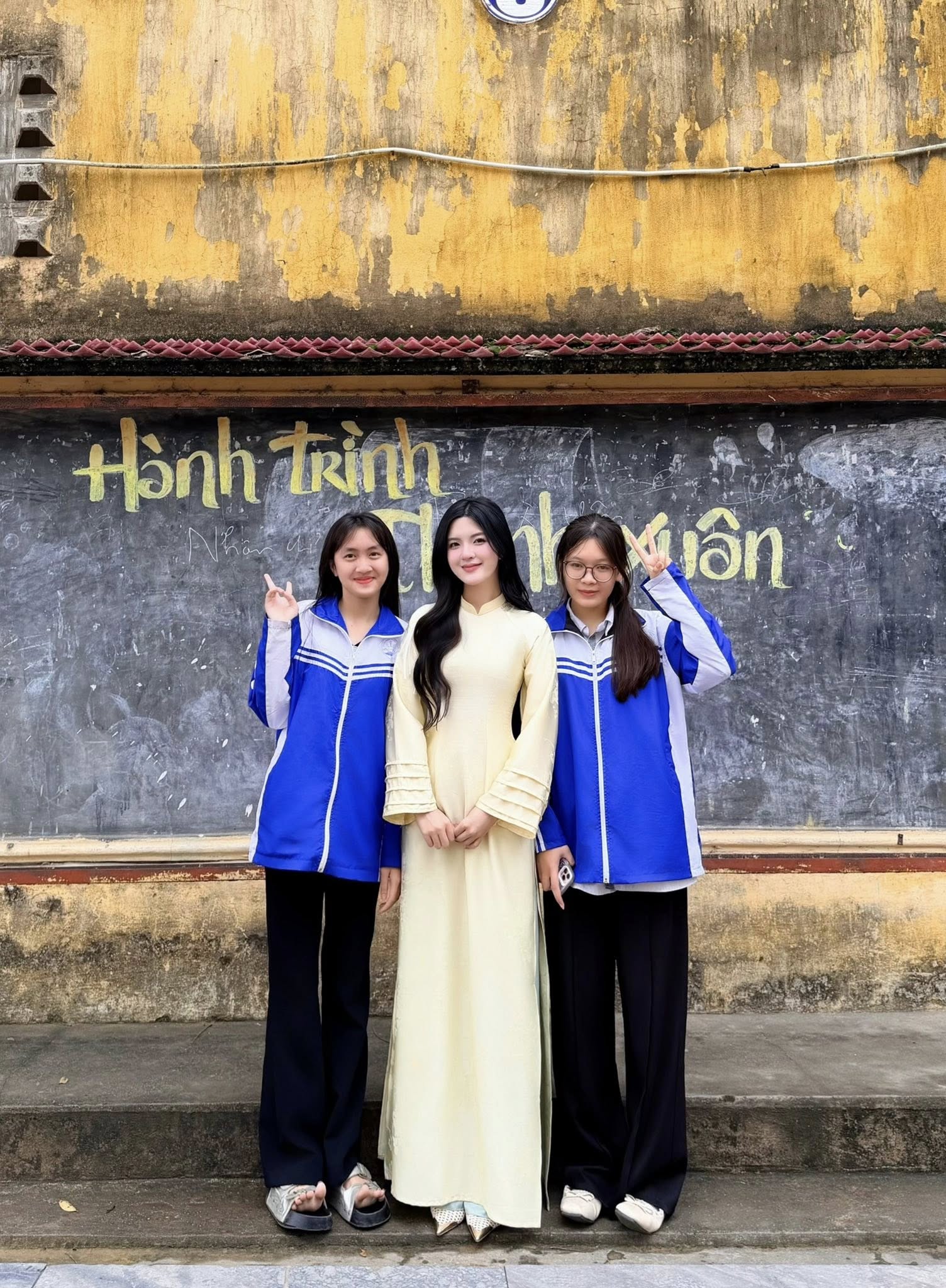 Nữ giáo viên tươi cười rạng rỡ