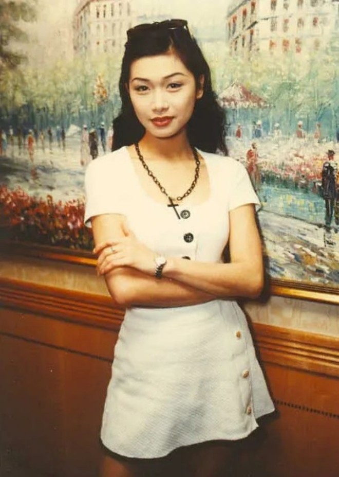 Nhan sắc nữ thần gợi cảm từng khiến màn ảnh Hong Kong chao đảo vì những cảnh quay táo bạo- Ảnh 2.