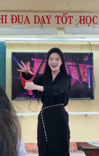 Khoảnh khắc cô giáo biểu diễn trước lớp