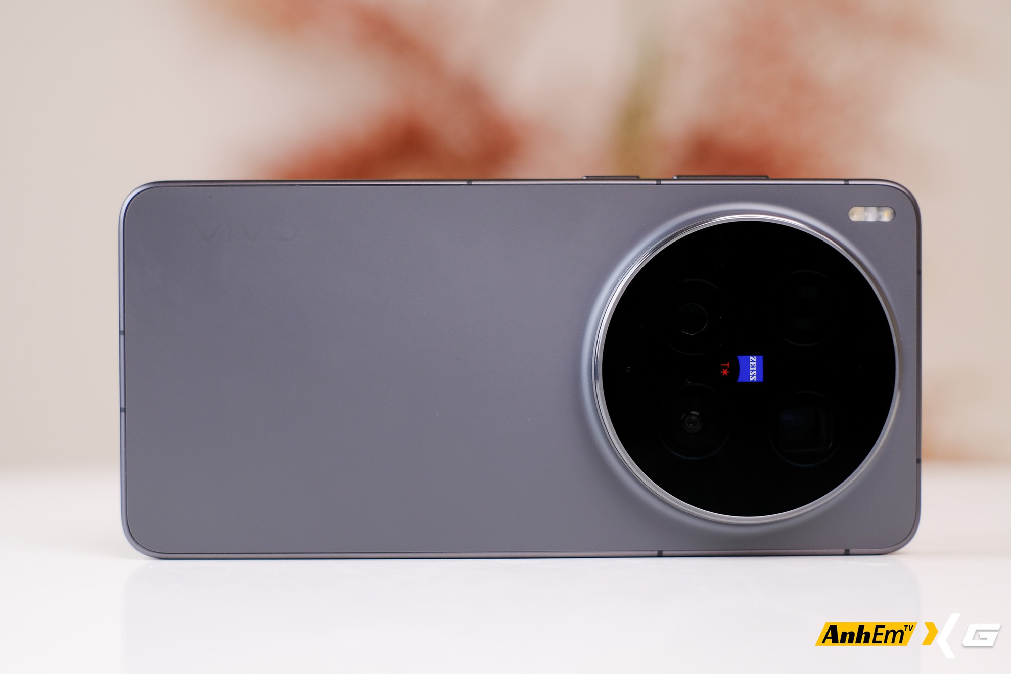 Mặt lưng vivo X300 Ultra màu đen với cụm camera lớn