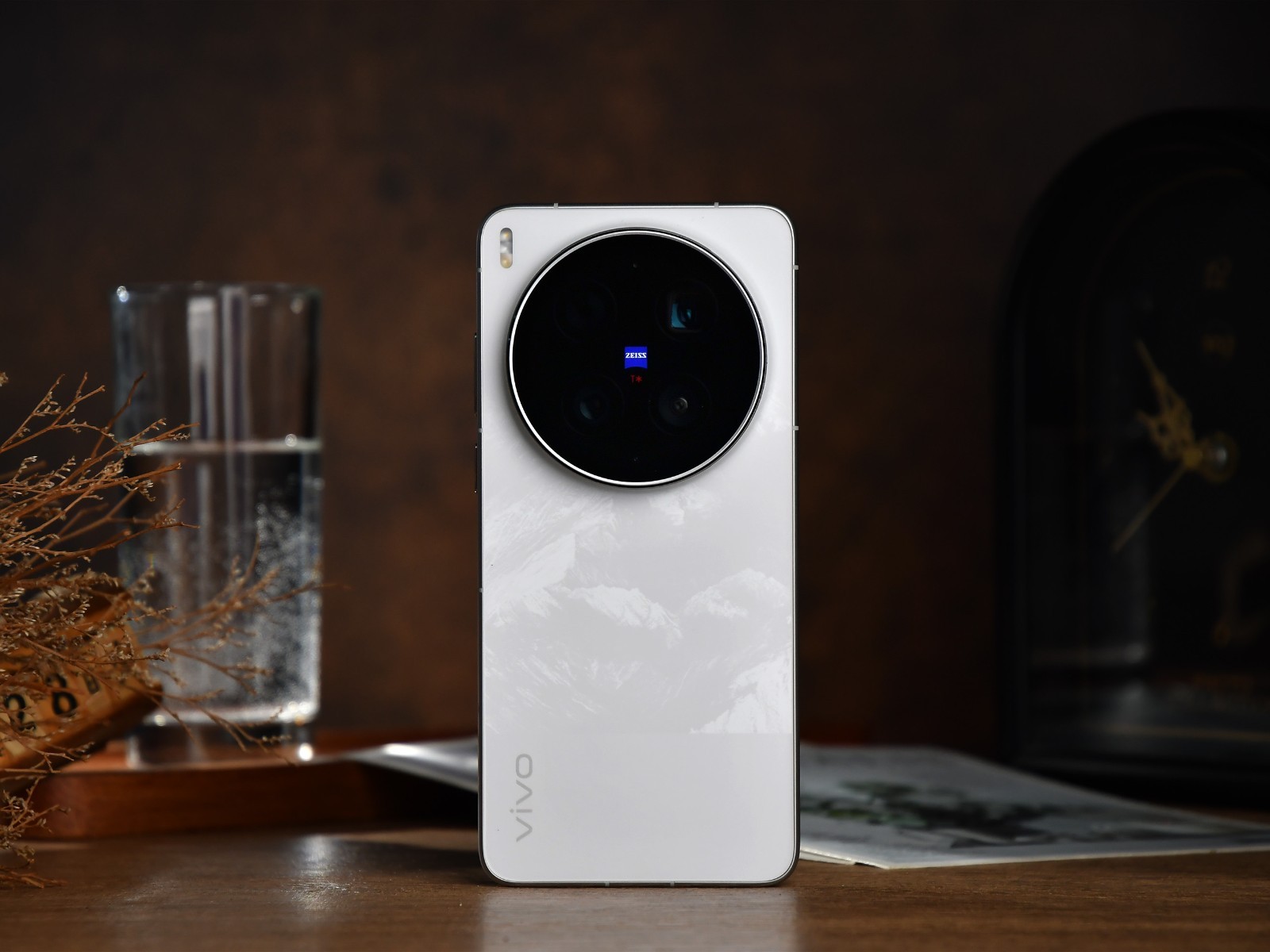 vivo X300 Ultra thiết kế tinh tế với cụm camera lớn