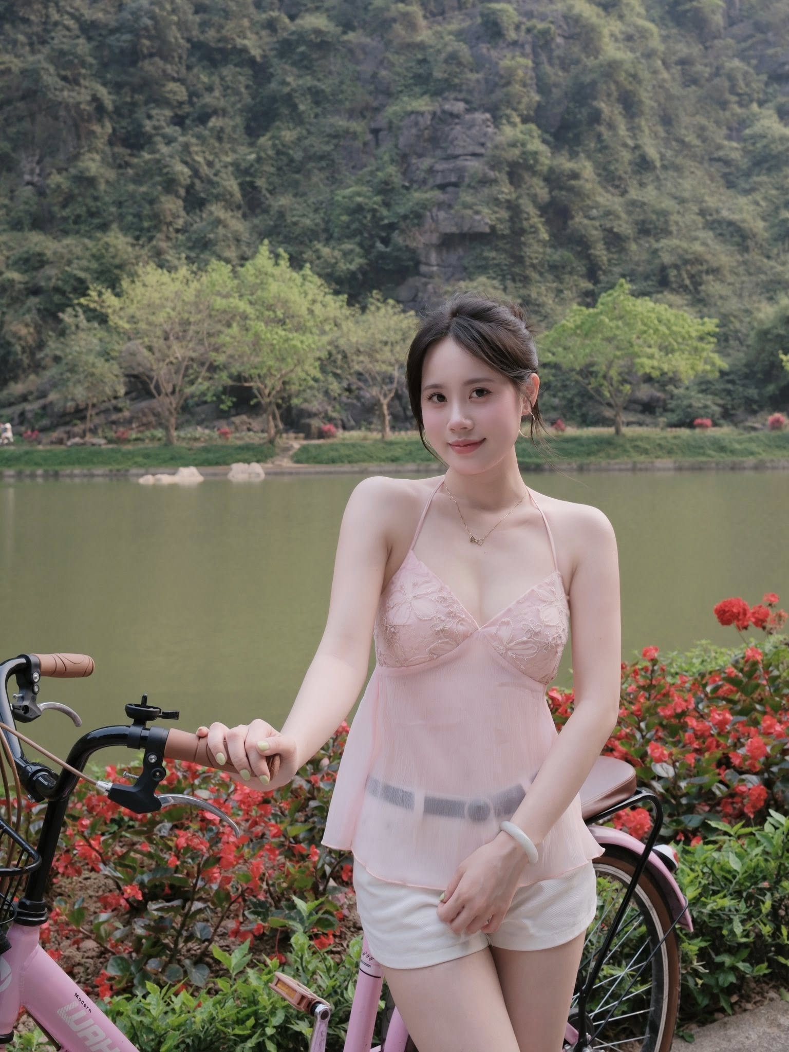 Hot girl bên hồ nước xanh tại Tuyệt Tình Cốc