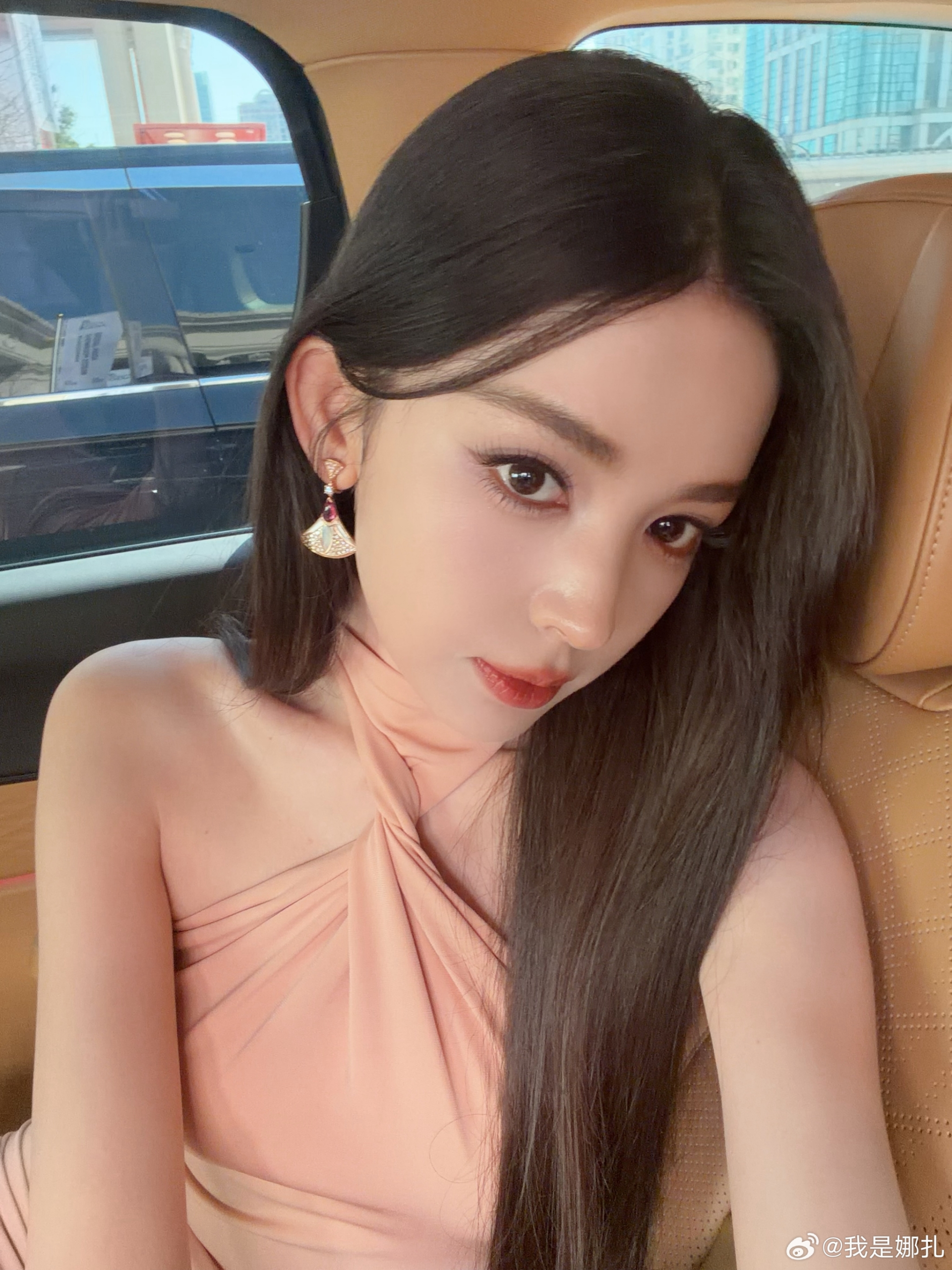 Nhan sắc nổi bật của Cổ Lực Na Trát khiến các minh tinh dè chừng