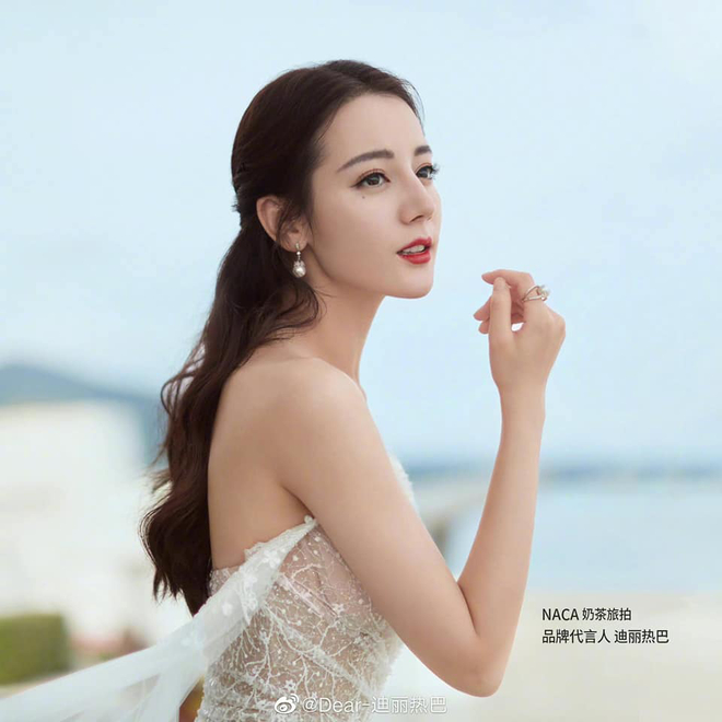 Mỗi lần xuất hiện, cô lại một lần nữa khẳng định danh hiệu 'Mỹ nhân mặc váy cưới đẹp nhất showbiz' là hoàn toàn xứng đáng.