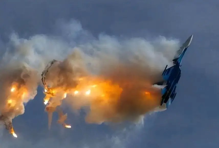 Tiêm kích F/A-18E/F Super Hornet bốc khói sau khi trúng tên lửa