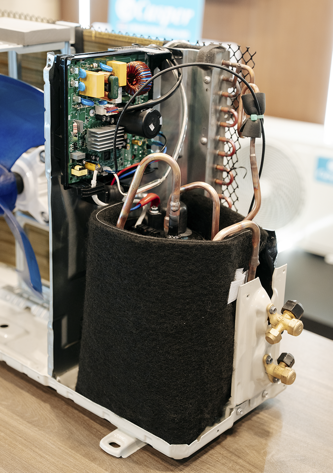 Khu vực đặt máy nén được quấn các lớp sợi dệt và cao su có tác dụng tiêu âm