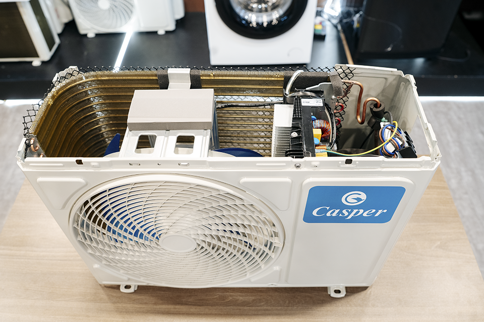 Tháo nắp cục nóng