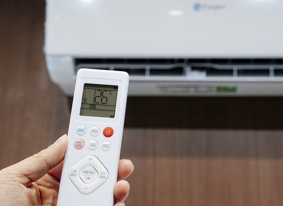 Điều khiển từ xa có các nút đa năng như iSave, BabyCare