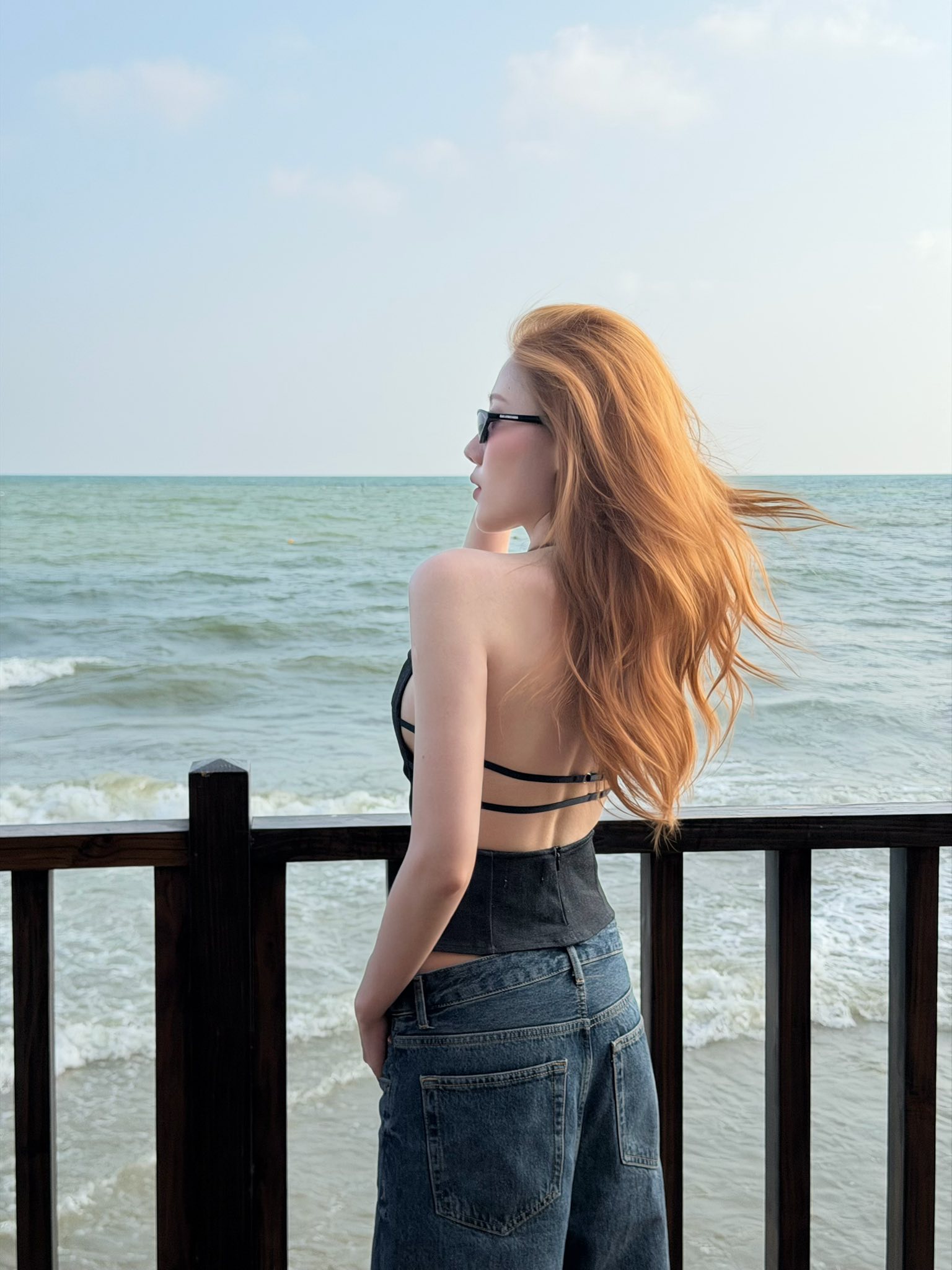 Em gái Trấn Thành khoe lưng trần quyến rũ tại Phan Thiết