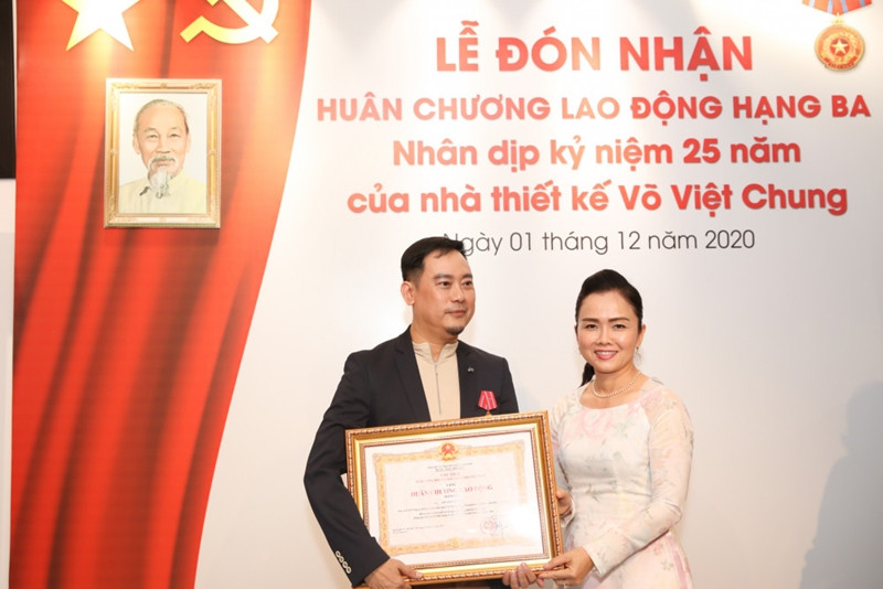 Nhà thiết kế Võ Việt Chung - người tiên phong phát triển áo dài và lụa lãnh Mỹ A