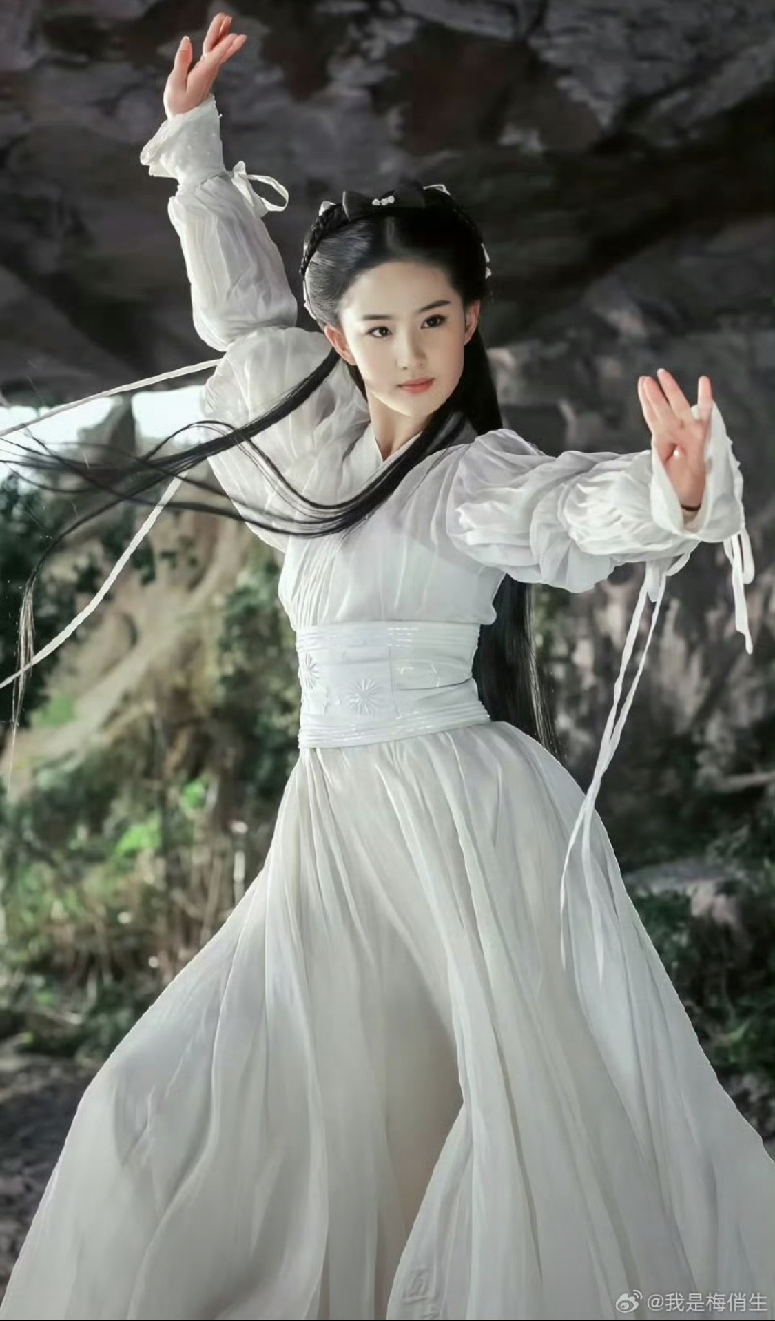 So sánh nhan sắc mới và Lưu Diệc Phi