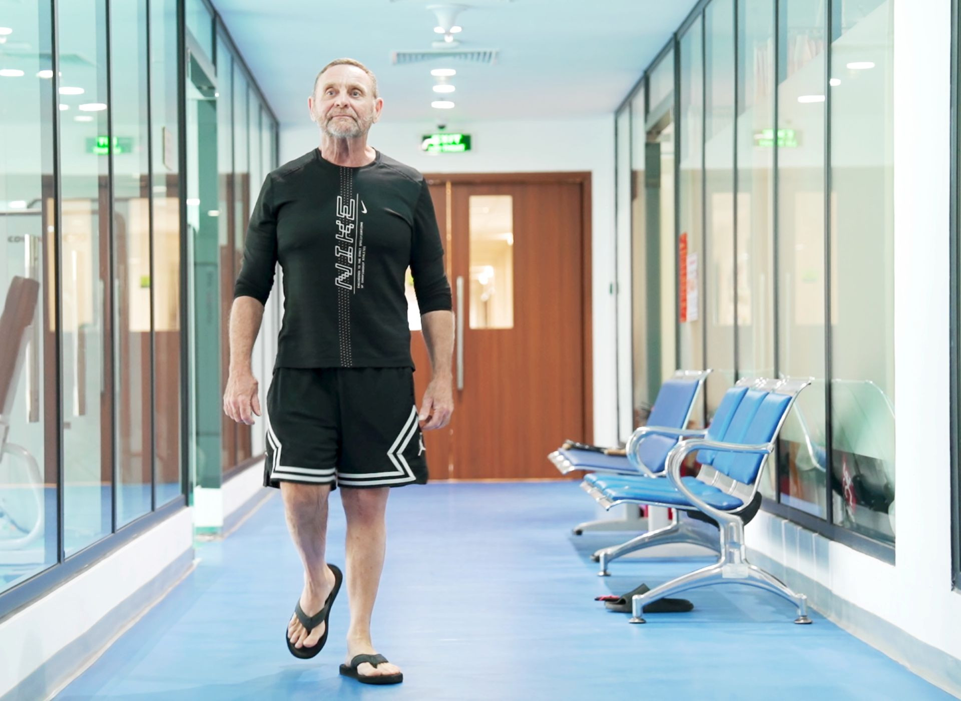 Ông Dean Garry Souter phục hồi vận động sau phẫu thuật