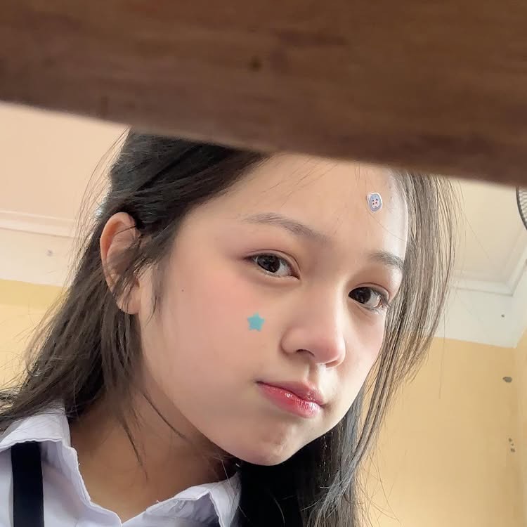 Gương mặt trẻ trung và ánh mắt dịu dàng