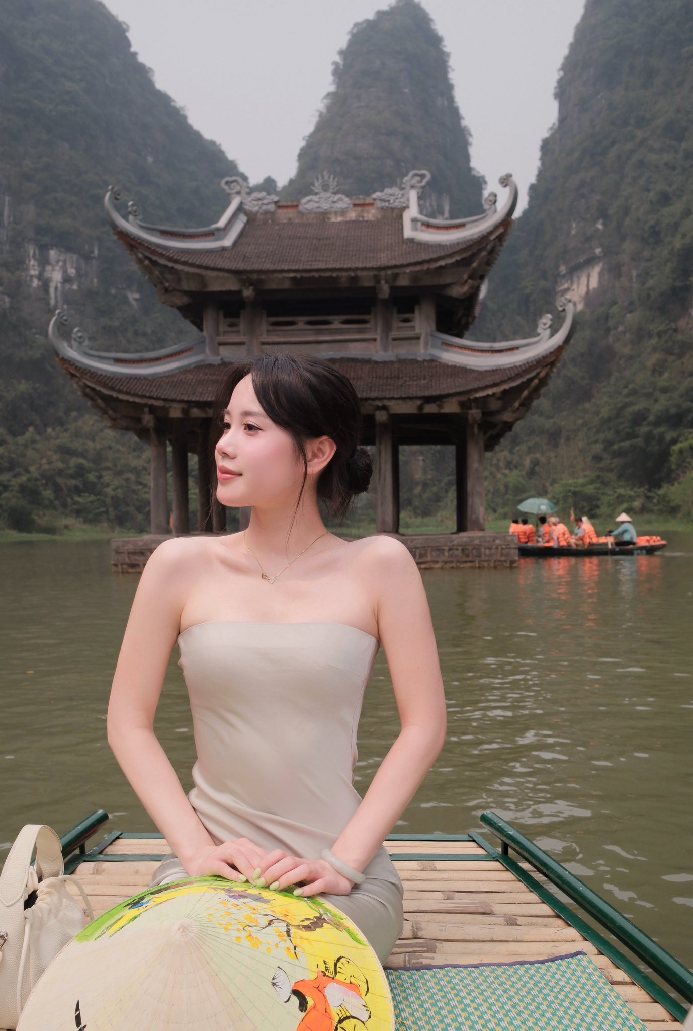 Cận cảnh thần thái hot girl tại Tràng An