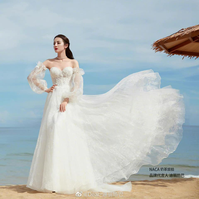 Sau khi chính thức gia nhập làng giải trí và vụt sáng thành sao hạng A, Địch Lệ Nhiệt Ba lại càng có nhiều cơ hội khoác lên mình những bộ váy cưới cao cấp.