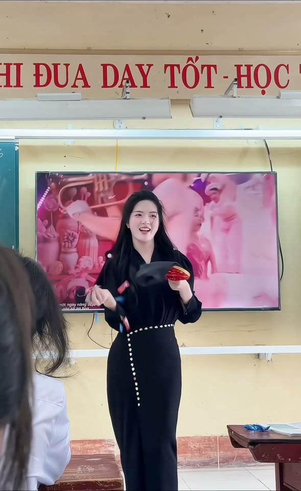 Cô giáo biểu diễn ảo thuật tại lớp học