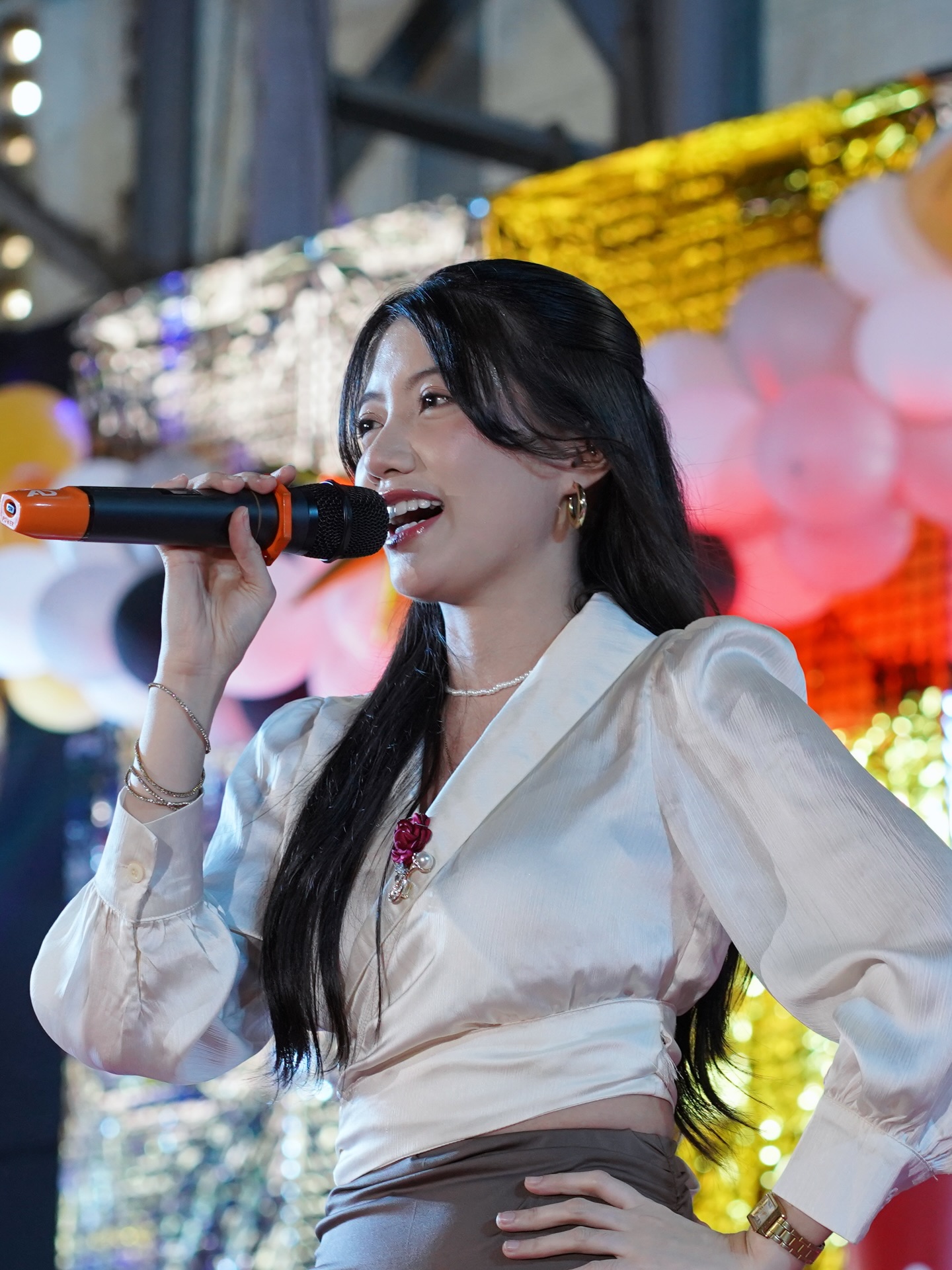 Nữ TikToker ngoại quốc vừa hát tiếng Việt vừa nhảy quyến rũ