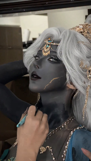 Coser thể hiện thần thái nhân vật xuất sắc