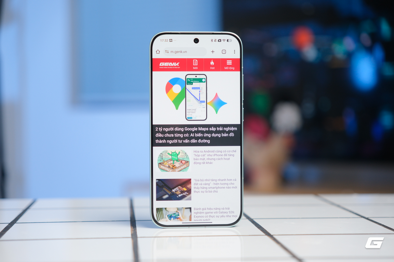 Màn hình AMOLED kích thước vừa phải phù hợp dùng chơi game và giải trí