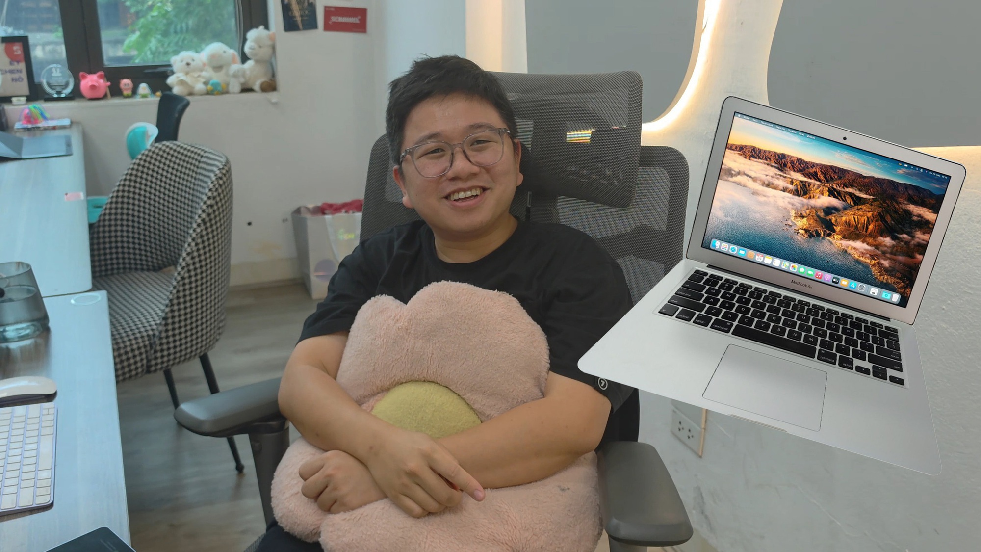 MacBook Air - Thiết bị Apple đầu tiên của Nguyễn Lạc Huy