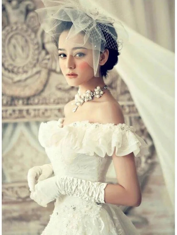 Loạt ảnh Địch Lệ Nhiệt Ba làm người mẫu váy cưới ở quê nhà Tân Cương lúc chưa vào showbiz đã hot trở lại.