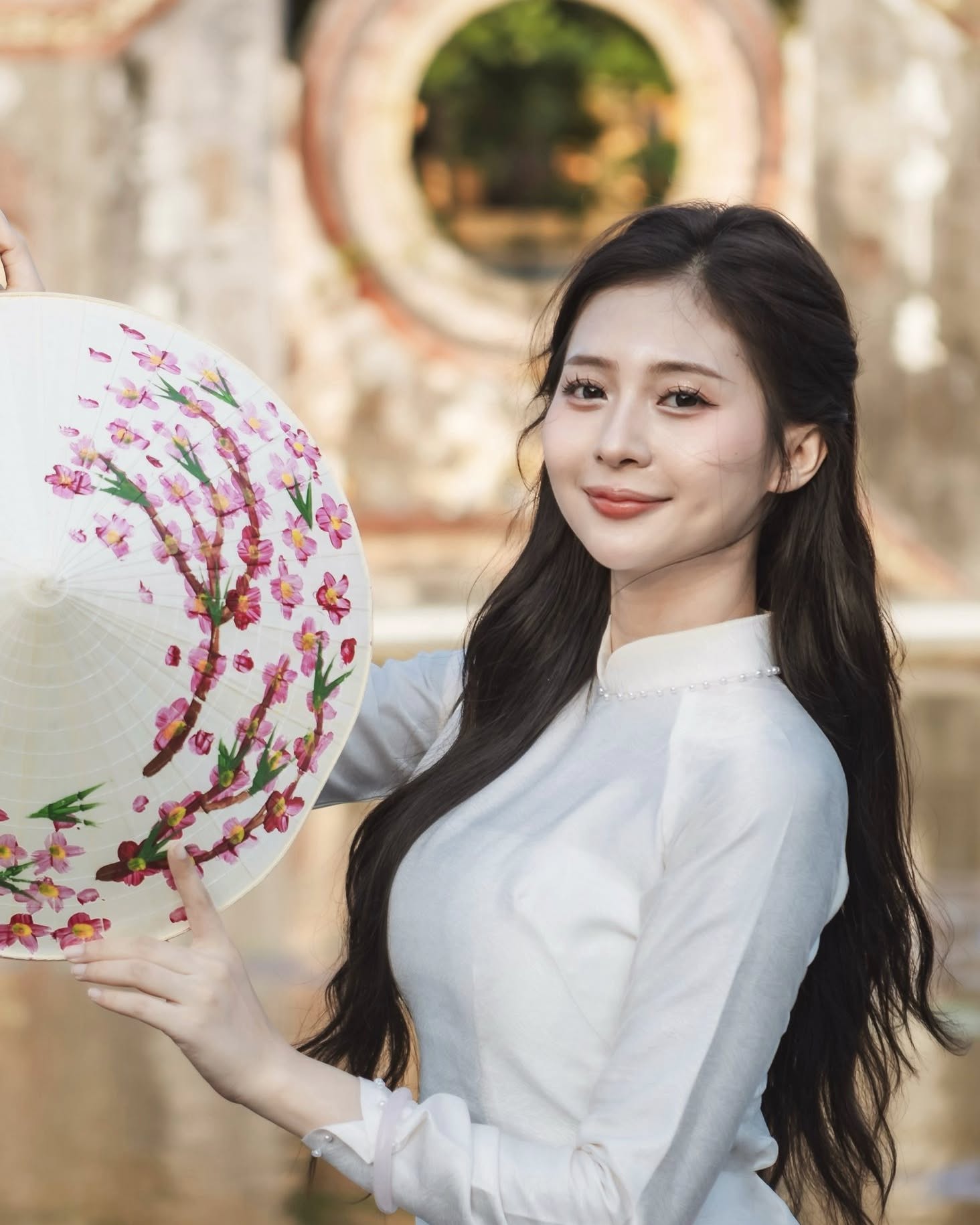 Cận cảnh gương mặt xinh đẹp và thần thái tự tin của Hillary Soe