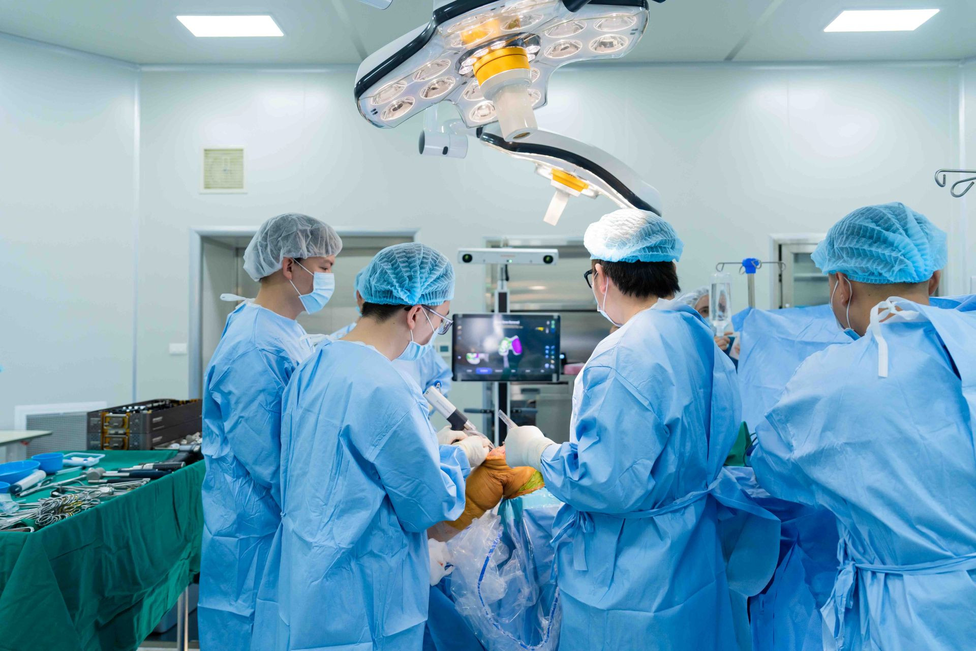 Hệ thống robot CORI ứng dụng AI trong phẫu thuật thay khớp