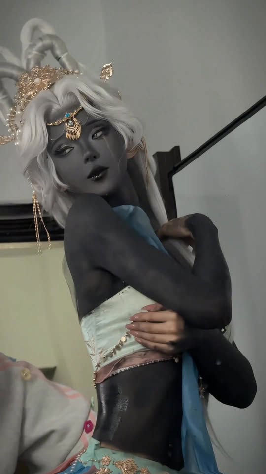 Nữ coser hóa thân với lớp sơn đen toàn thân