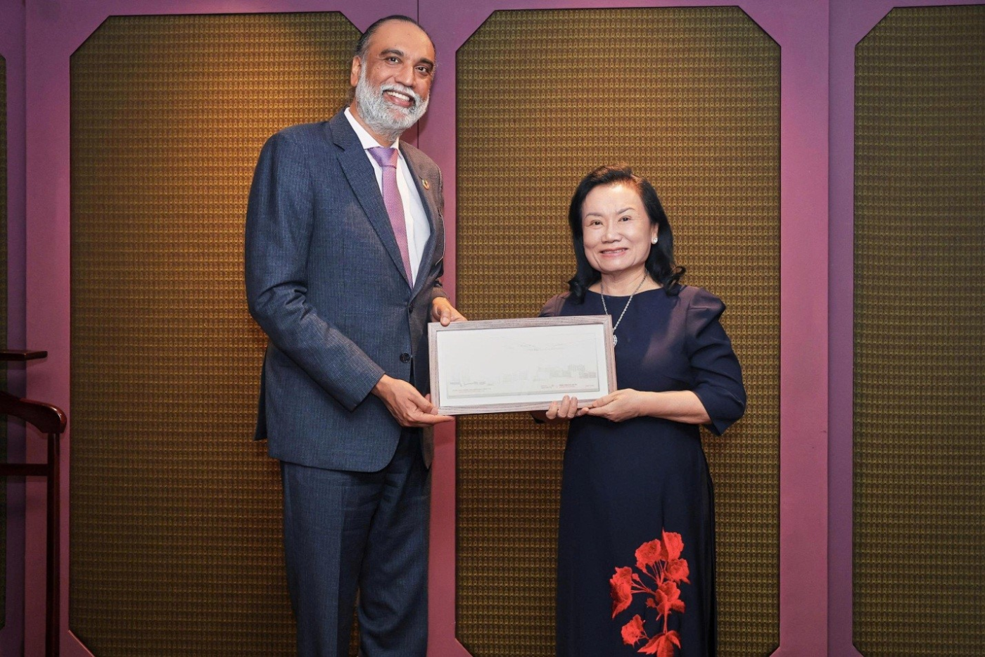 Trao tặng quà lưu niệm giữa hai bên tại tọa đàm