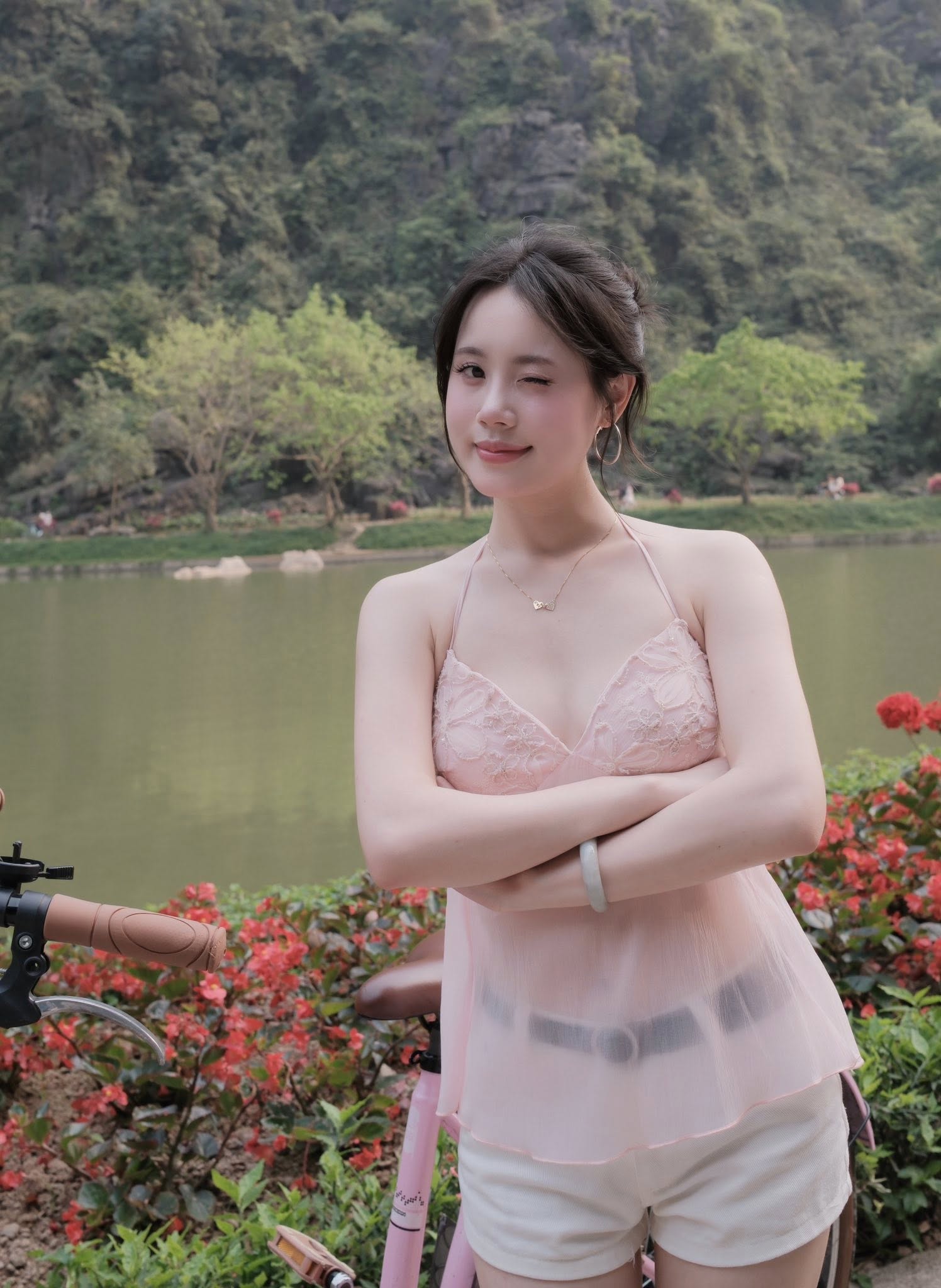 Trang phục tinh tế của hot girl ở Tuyệt Tình Cốc