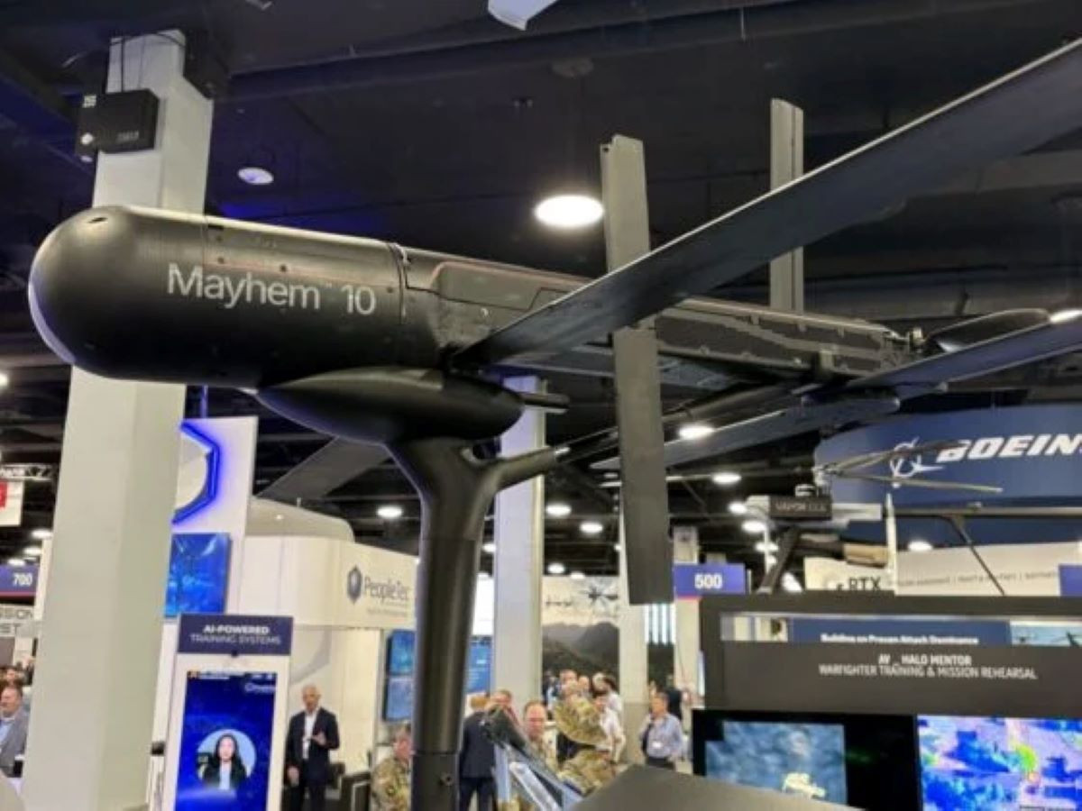 Drone MAYHEM 10 tạo dáng chuẩn bị phóng