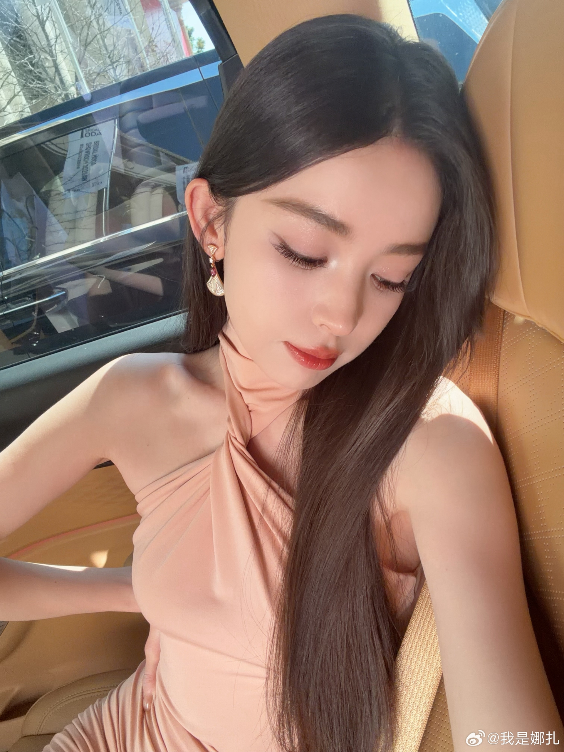 Cổ Lực Na Trát thường đóng vai đại mỹ nhân nhờ nhan sắc nổi bật