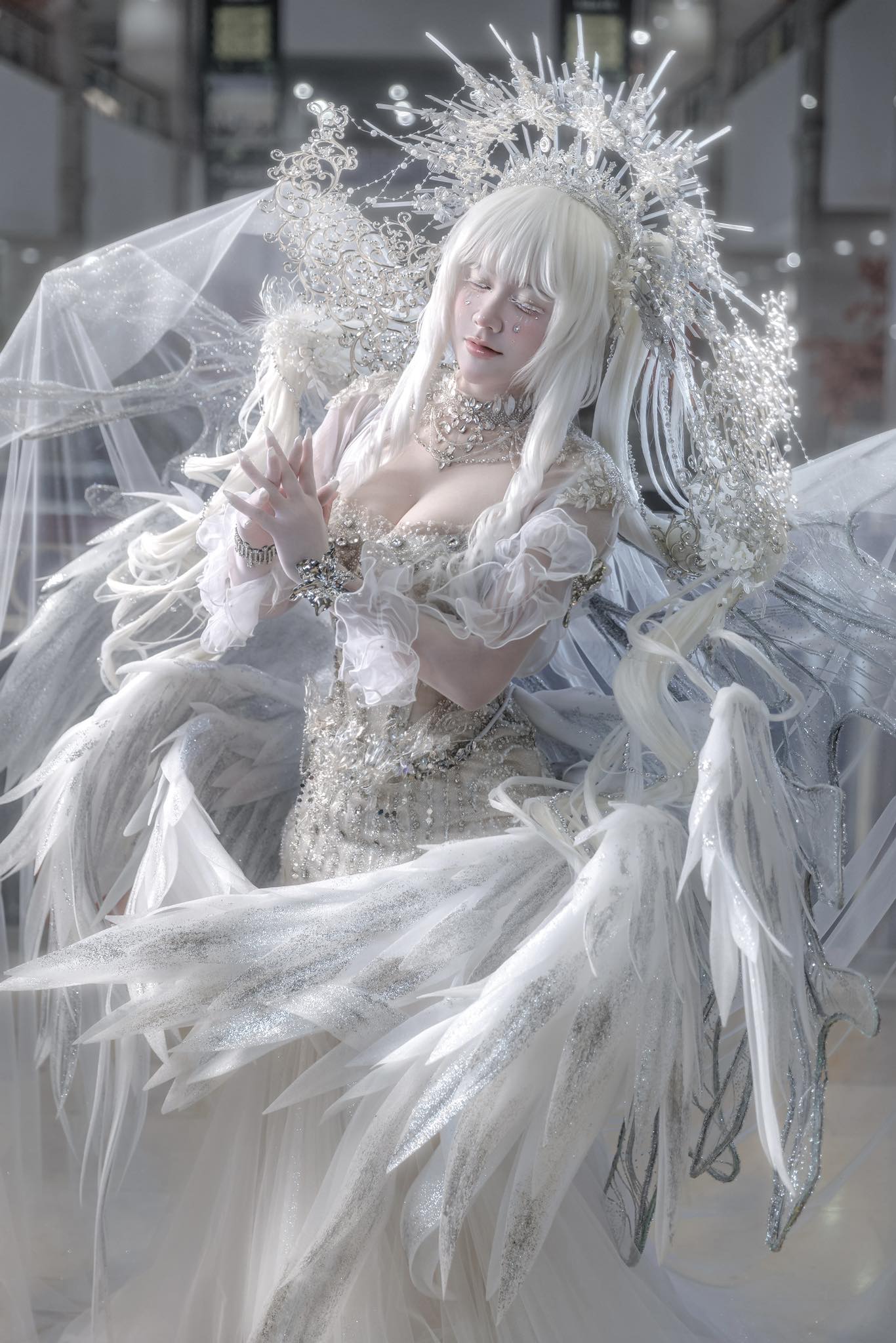 Nữ coser mặc trang phục nặng với chi tiết tinh xảo