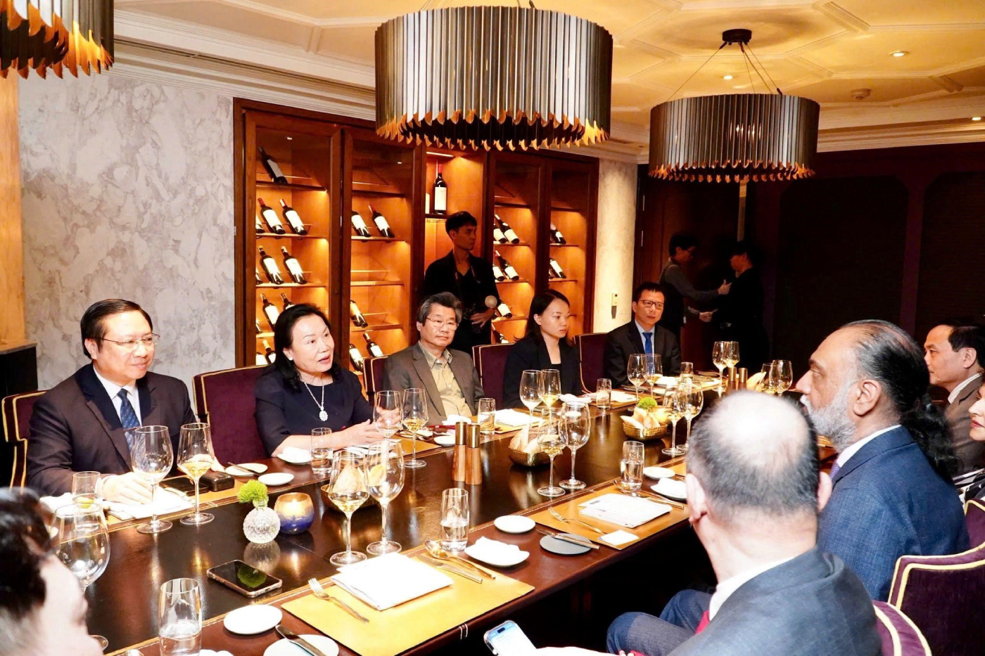 Nhà sáng lập Tập đoàn Hoa Lâm phát biểu tại tọa đàm