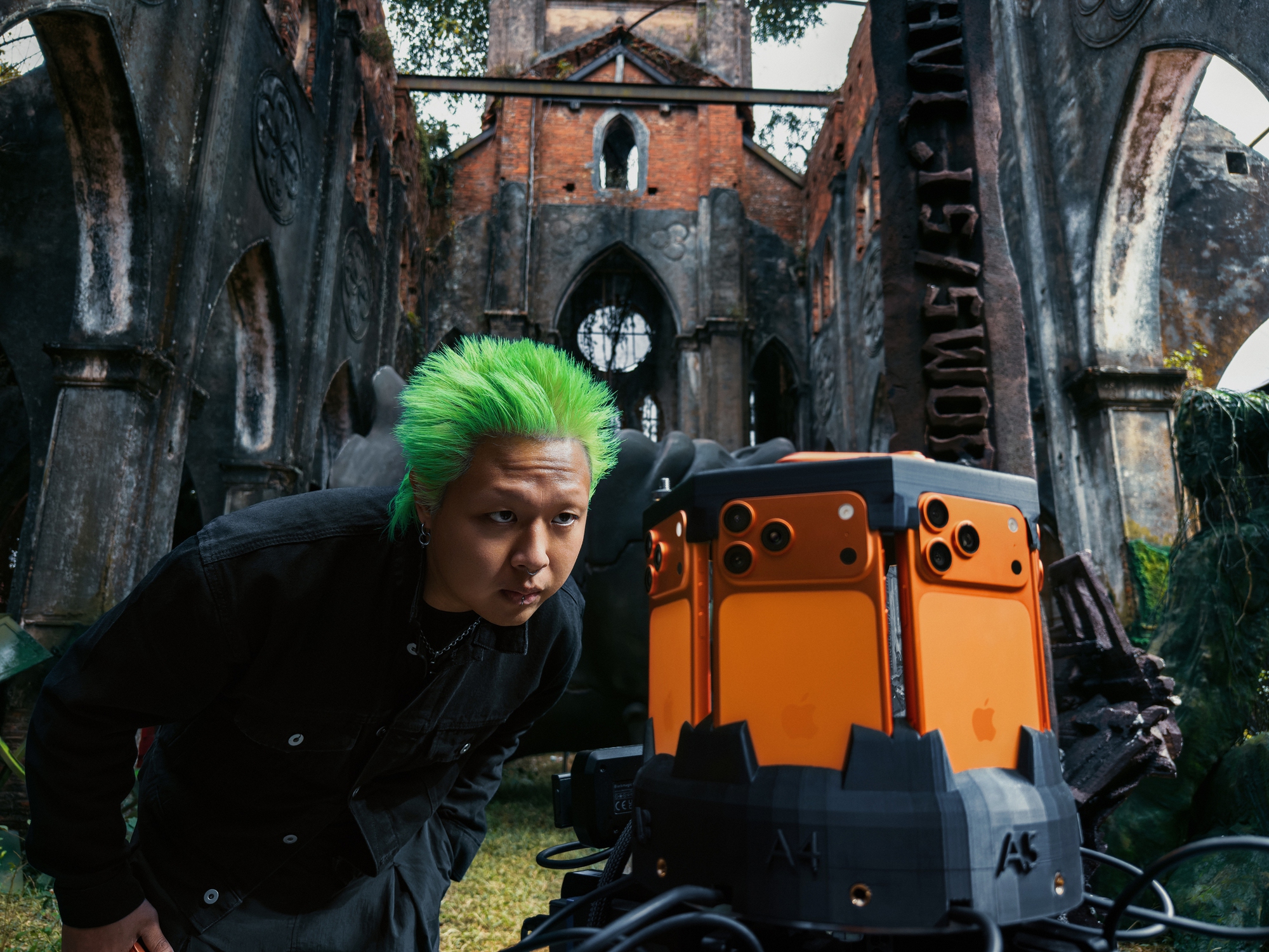 Phương Vũ bên cạnh dàn iPhone 17 Pro