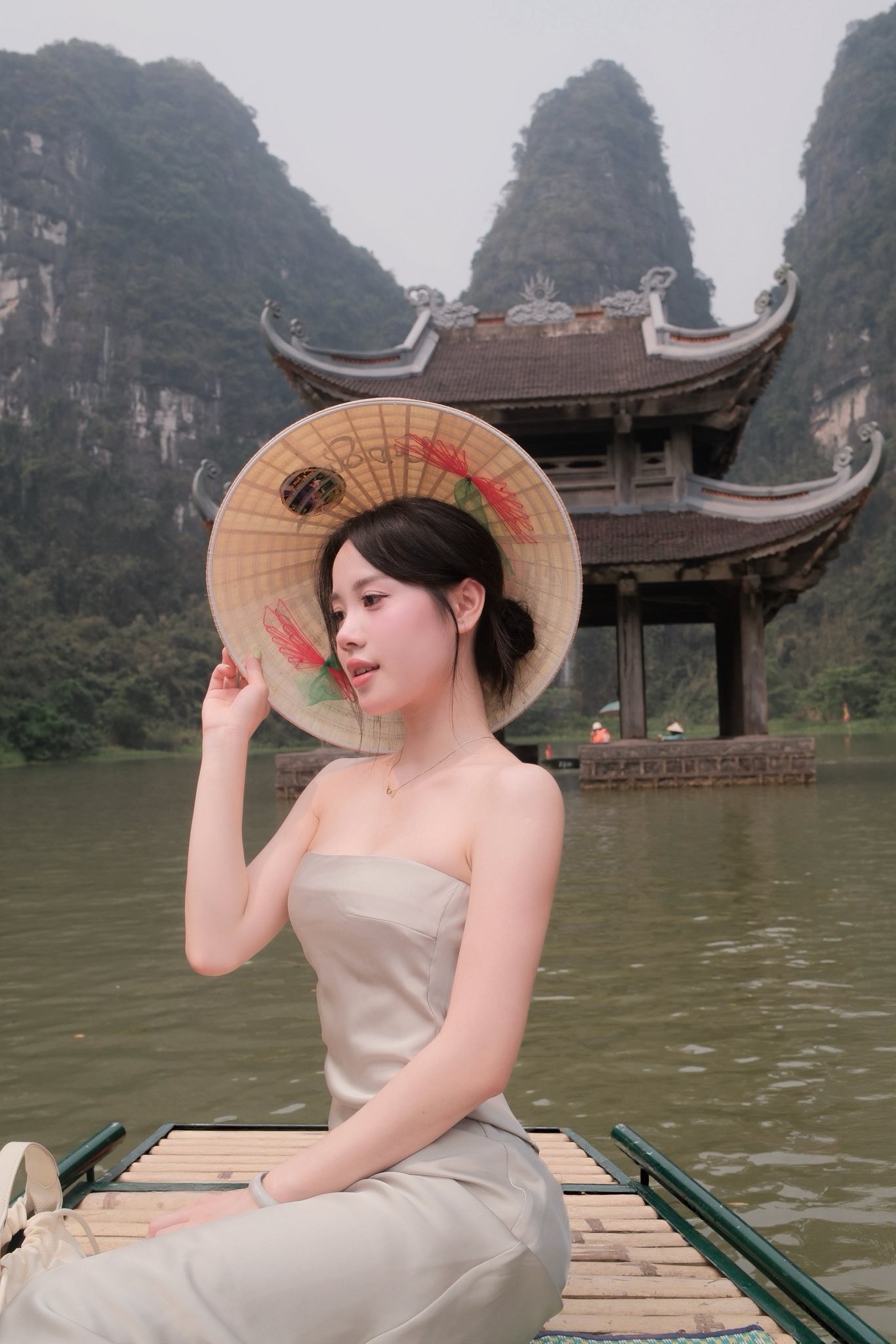 Hot girl bên khung cảnh Tràng An