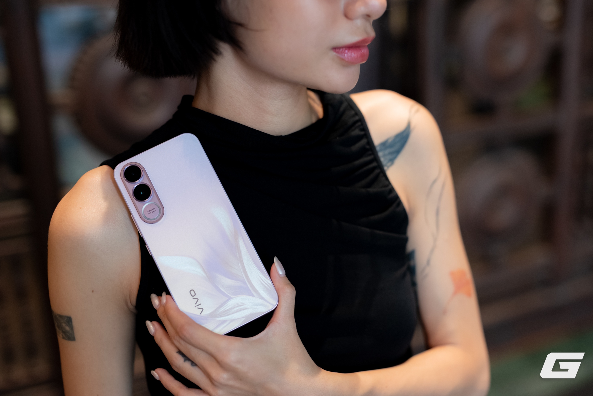 Mặt lưng màu vàng hoàng hôn của vivo V70