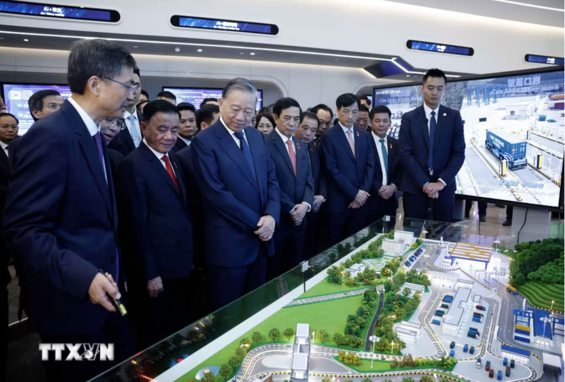 Tổng Bí thư, Chủ tịch nước Tô Lâm thăm Trung tâm Hợp tác đổi mới trí tuệ nhân tạo Trung Quốc - ASEAN