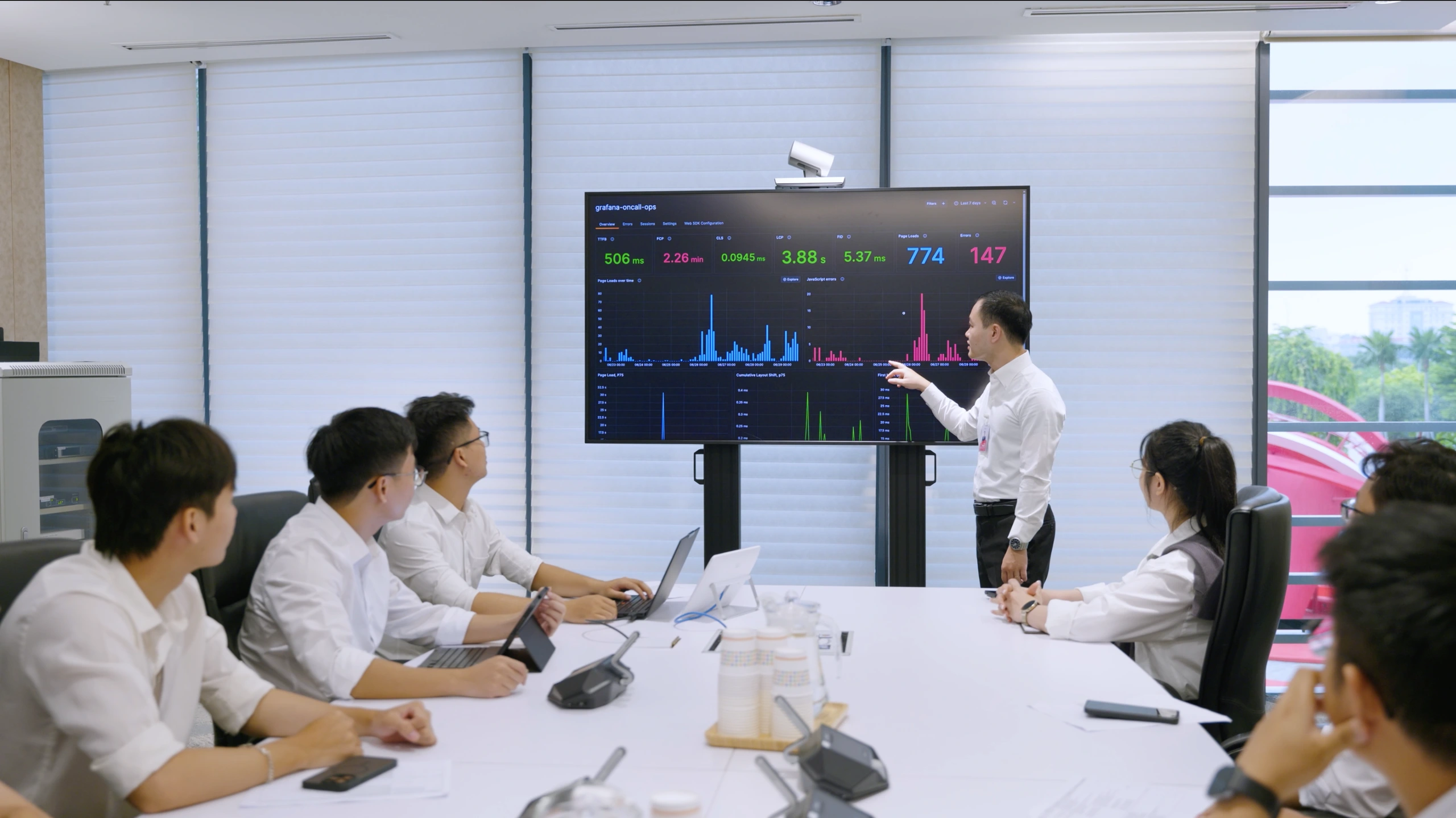 Kỹ sư Nguyễn Chí Đông chủ trì công tác đào tạo lĩnh vực phát triển phần mềm và AI cho chương trình thực tập sinh tài năng của Viettel