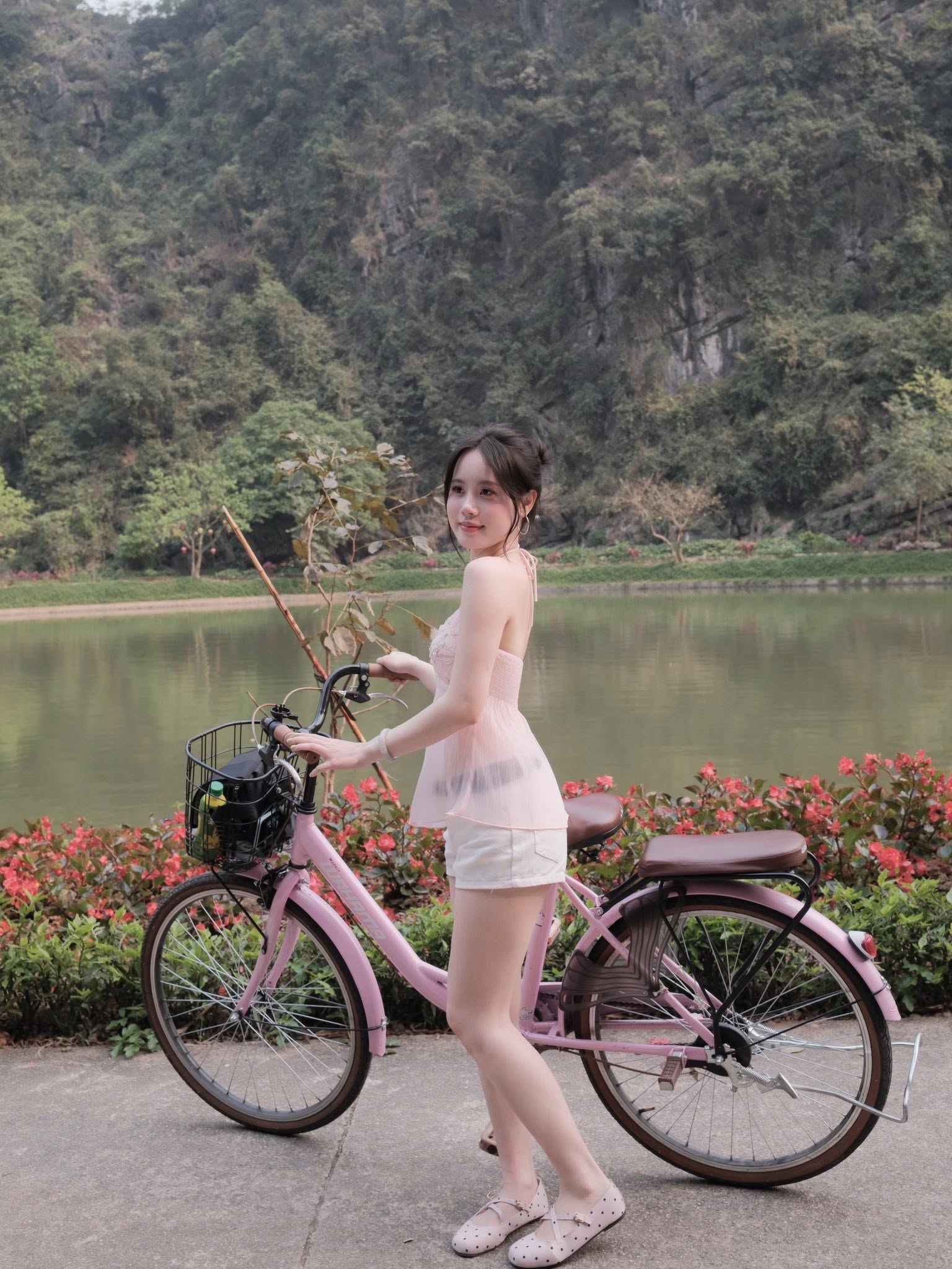 Hot girl tạo dáng bên hồ nước xanh tại Tuyệt Tình Cốc