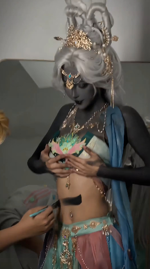 Cô nàng coser tỉ mỉ phủ sơn đen toàn thân